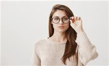 چطور با عینک طبی جذاب تر به نظر برسیم؟