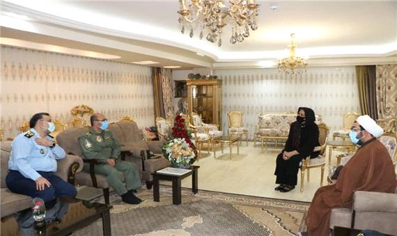 دیدار فرمانده نهاجا با همسر خلبان شهیدی که پیکرش بعد از 23 سال به وطن بازگشت