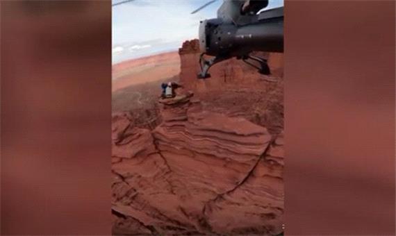 پیاده کردن مسافر نوک قله با هلیکوپتر!