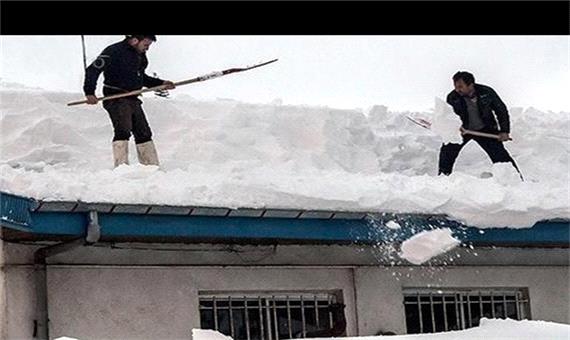 لحظه هولناک لیز خوردن دو کارگر  هنگام برف روبی پشت بام