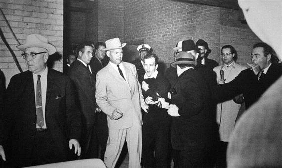 برگی از تاریخ/ عکسی تاریخی از ترور قاتل جان اف کندی