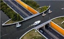 پل آبی حیرت‌انگیز بر فراز جاده‌ای در هلند