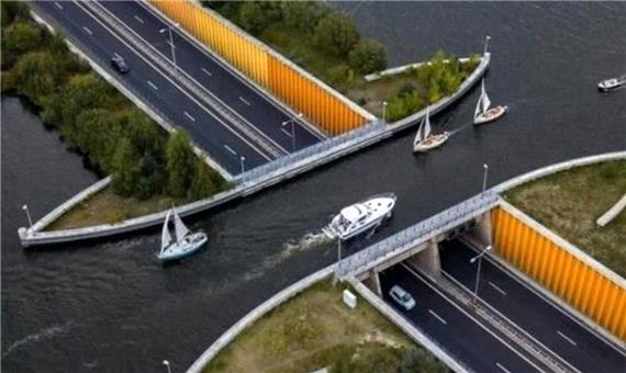 پل آبی حیرت‌انگیز بر فراز جاده‌ای در هلند