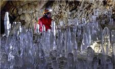 زیبایی‌های غار یخ مراد در منطقه گچسر
