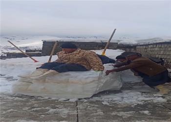 ویدئویی پربازدید از برفروبی خانهای در پیرانشهر