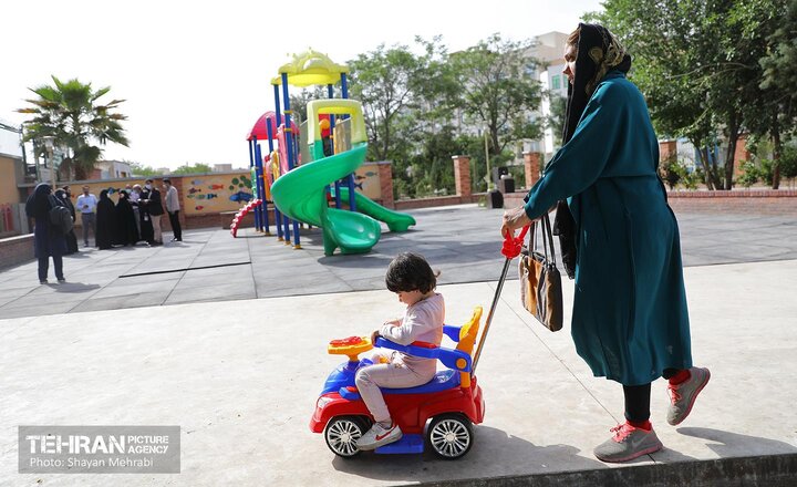 بازدید جمعی از نمایندگان مجلس و شورای شهر از بوستان های مادر و کودک