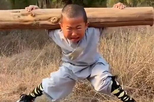 گریه و زجر کشیدن تلخ یک کودک چینی زیر تمرینات سخت