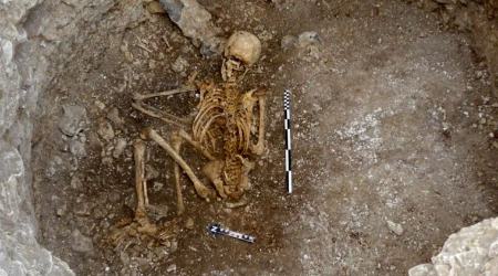کشف اسکلت ۲ هزارسالۀ دختر نوجوان که احتمالا «قربانی» شده است