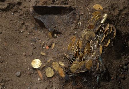 گنج ۴۰۰ سالۀ سکّه‌های طلا از زیر «محراب کلیسا» بیرون آمد