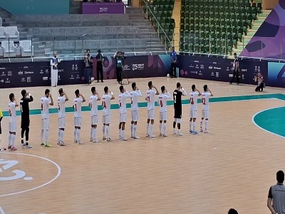 سلام نظامی بازیکنان و اعضای کادرفنی تیم ملی فوتسال ایران به سرود مقدس کشورمان پیش از دیدار با افغانستان