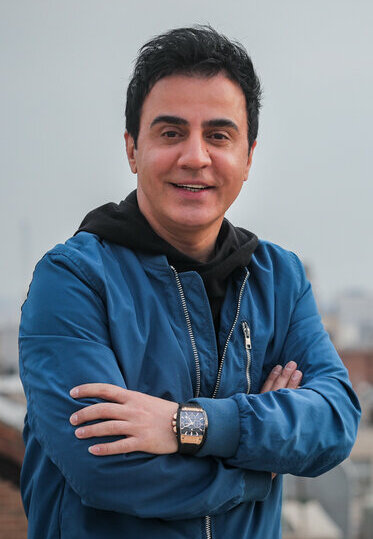 چهره ها/ استایل جدید عموپورنگ در سن ۵۲ سالگی