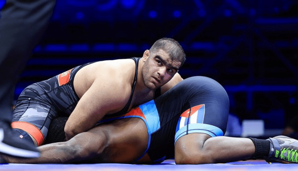 نبرد غول‌های کشتی برای یک دوبنده ملی