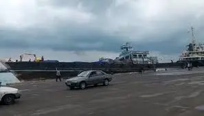 تلاطم عجیب لنج‌ها در اسکله گمرک بندر لنگه/ ویدئو