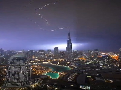 برخورد دیدنی صاعقه به برج خلیفه در دبی