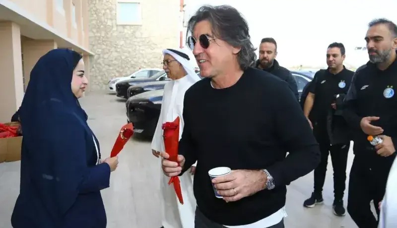 استقبال از استقلال با دسته گل قرمز