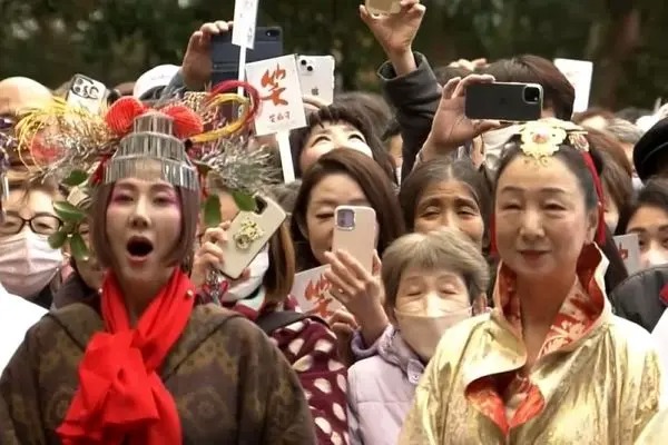 سه هزار ژاپنی ۲۰ دقیقه ممتد خندیدند!