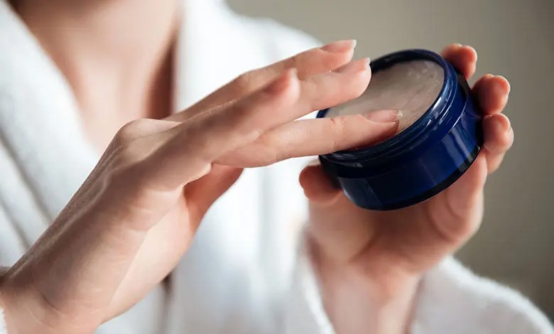 ۱۰ دلیل برای زدن وازلین قبل از خواب به صورت