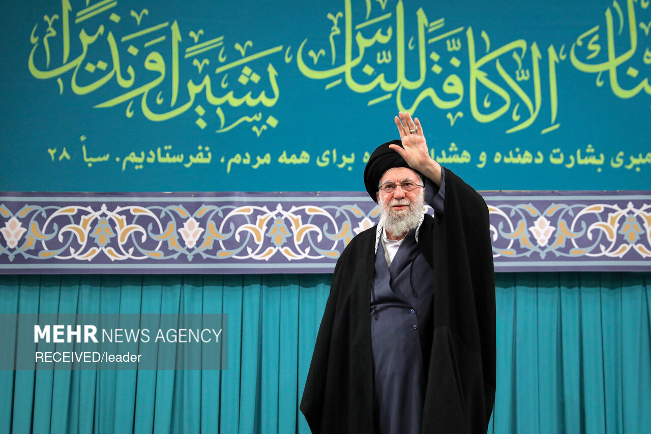 او ایستاده در دل پیکار