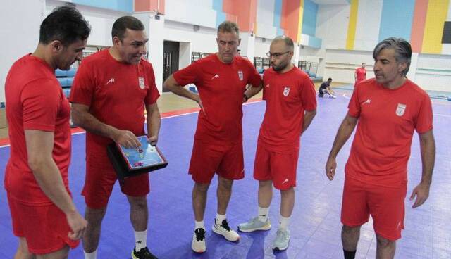 مربی تیم ملی فوتسال: با پنکه‌های رستورانی سالن را خنک می‌کنند