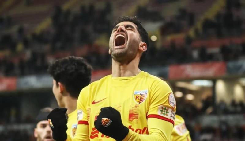 علی کریمی چطور وارد لیست سپاهان می‌شود؟