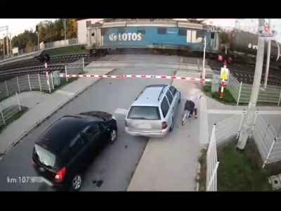 تصادف وحشتناک یک خودرو با قطار