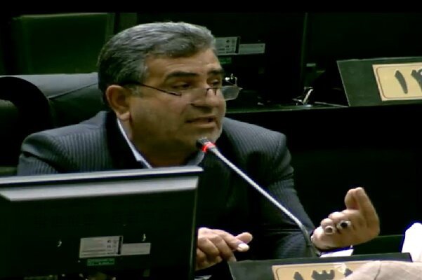 رئیس کمیسیون اجتماعی: سفر برخی از مدیران در شرایط کنونی به خارج از کشور مشکوک است