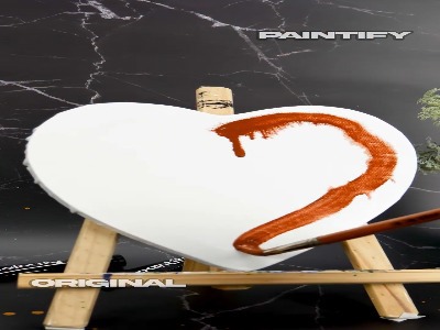 تصویر یک آبشار در قاب قلب