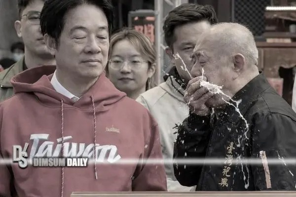 استفراغ یکی از مقامات معبد در کنار رئیس جمهور تایوان در مراسم سال نو