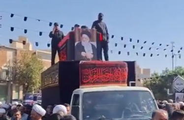 ورود خودروی حامل پیکر آیت‌الله شبیری زنجانی، در میان مردم قم