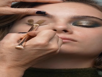 یک آرایش صورت جذاب با رنگهای گرم