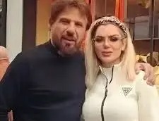 بوسه بیژن مرتضوی بر خاک ایران پس از پیاده شدن از هواپیما/ ویدئو