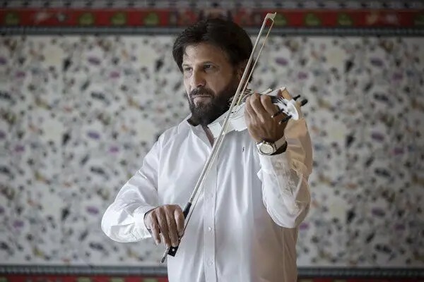 زن بیژن یا وقتی دلار ۳۰۰ تومان شد، معین هم خواهد آمد