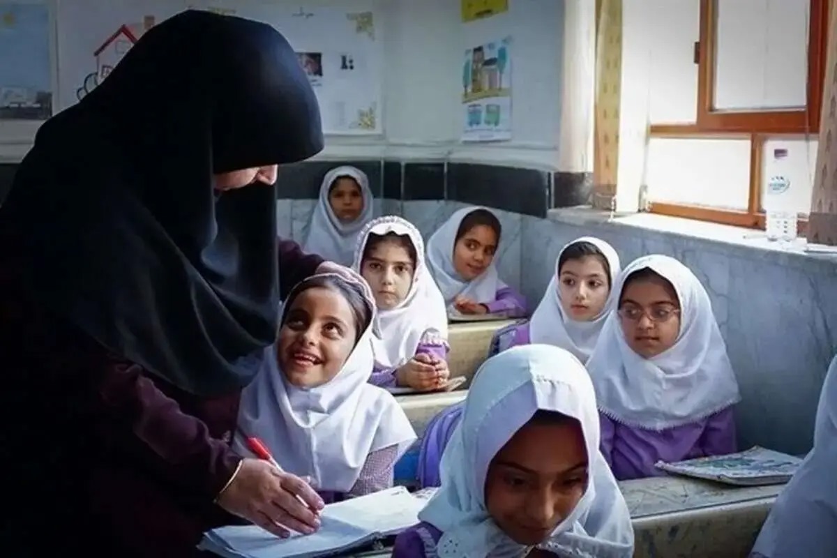 معلمانی که استعفا می‌دهند؛ وقتی حقوق به نیمه ماه هم نمی‌رسد