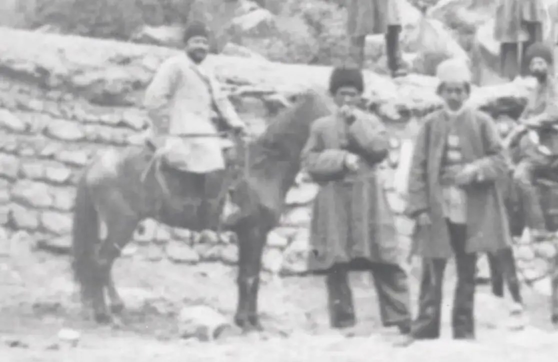 سفر در زمان؛ عکس یادگاری مردان قاجاری با «ریزش کوه» در دوران ناصرالدین شاه