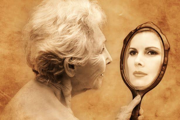 زنان و فشار جوان ماندن؛ چرا اضطراب ظاهر در سنین بالاتر زنانه‌تر است؟