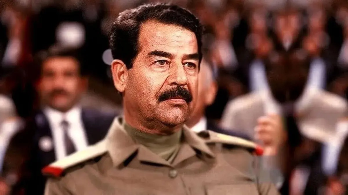 سفر در زمان؛ «صدام حسین» در حال شنا کردن در یک رودخانه و در عراق؛ دهه ۵۰