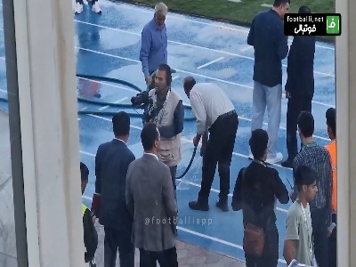 آبیاری چمن ورزشگاه یزد با شلنگ قبل از مسابقه چادرملو - استقلال
