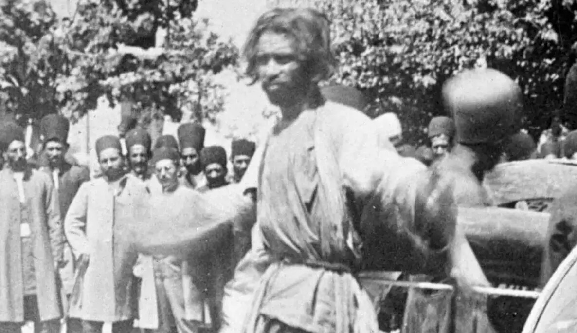 سفر در زمان؛ تصویری از «صحنۀ اعدام یک راهزن در اصفهان» در دوران احمدشاه