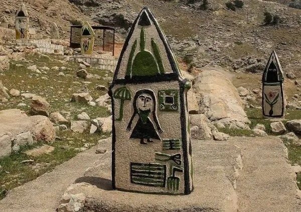 سنگ قبر زنی از ایل بختیاری در خوزستان