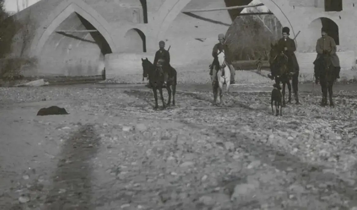 سفر در زمان؛ سواران قاجاری در کنار یک پل و عبور کاروان شترها؛ ۱۱۳ سال قبل