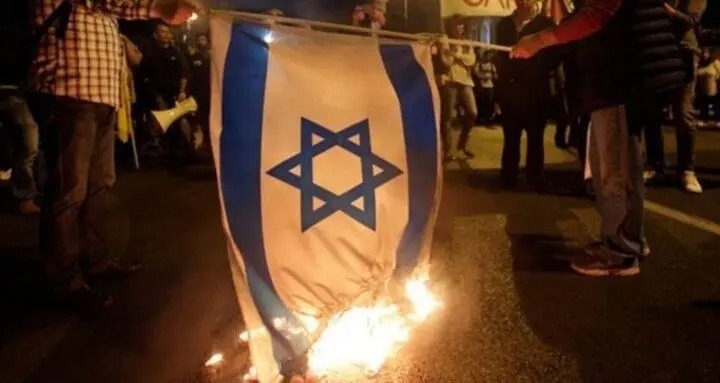 رپر کلمبیایی پرچم اسرائیل را لگدمال کرد و شعار «فلسطین آزاد» سر داد