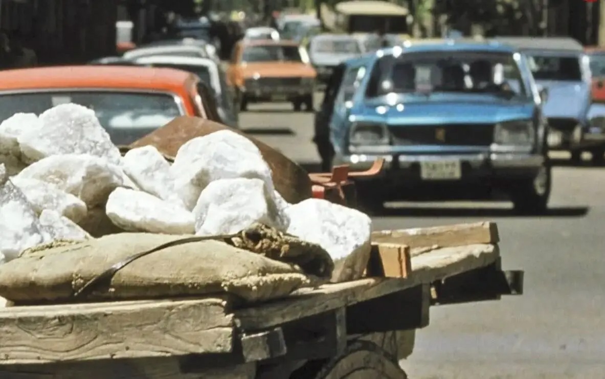 سفر در زمان؛ «گاری نمکی با الاغ» در یکی خیابان‌های تهران؛ سال ۱۳۵۵