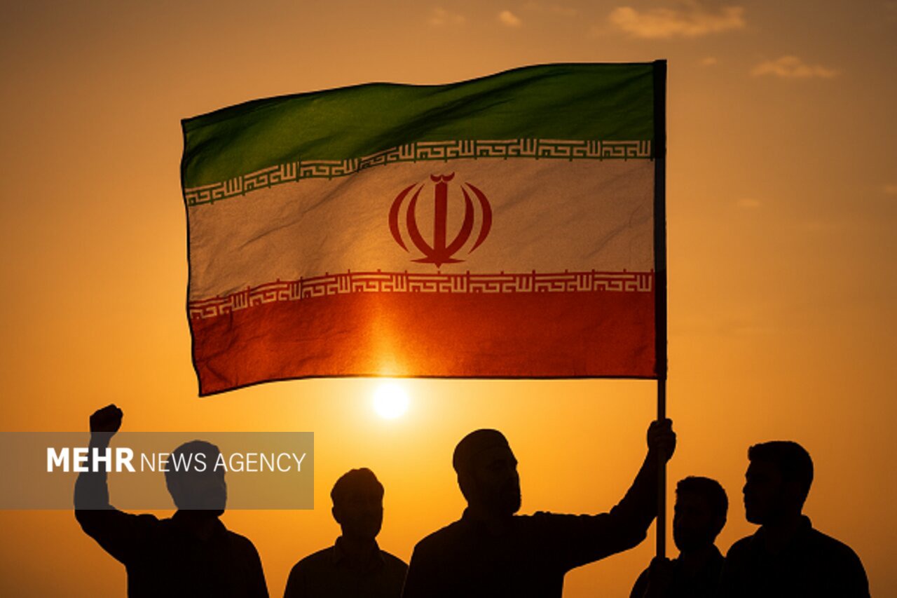 ققنوس‌وار از آتش نیرنگ بیرون بیاور جان پاکت را