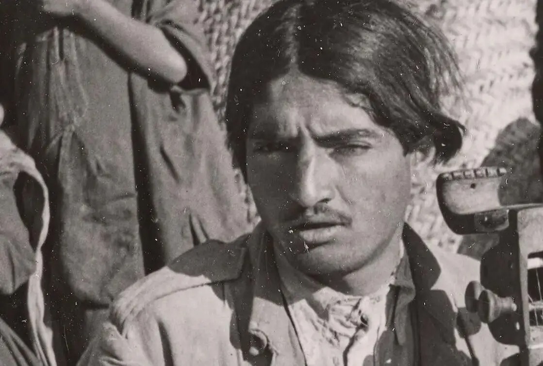 سفر در زمان؛ جوان اهل «خاش» در حال ساز زدن در مقابل کپر؛ ۷۵ سال قبل