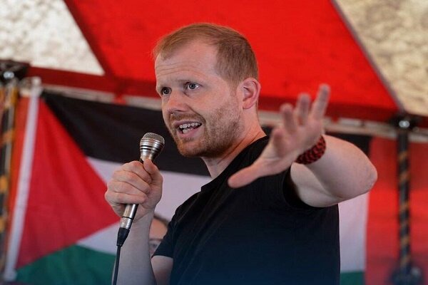 انگلیس مانع ورود نویسنده و فعال سوئدی حامی فلسطین به این کشور شد