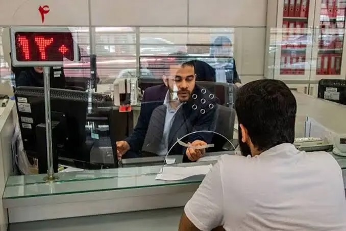 ویدئویی پربازدید از رفتار یک کارمند بانک در کاشان/ ویدئو